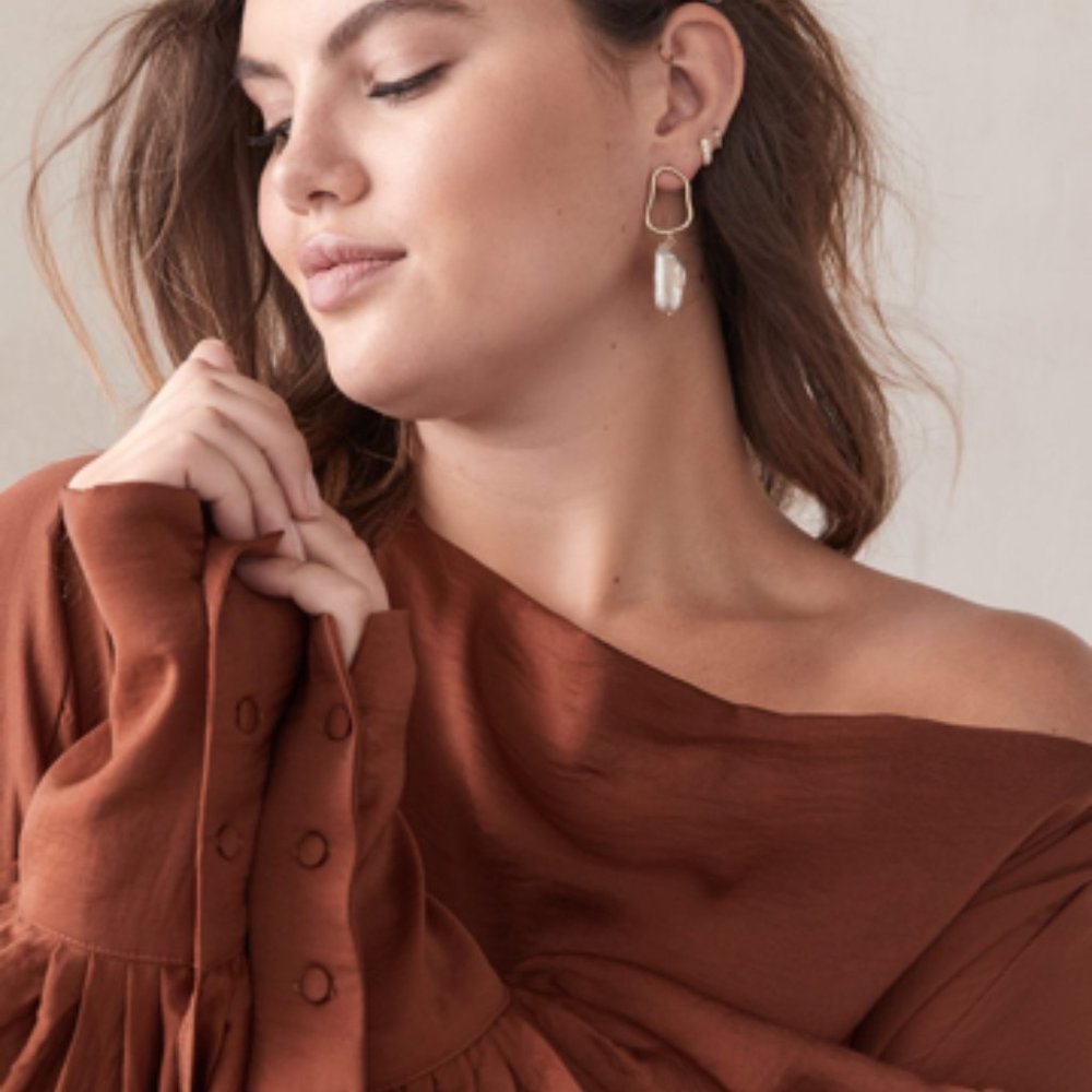 Stunning Balloon Sleeve Off the Shoulder Blouse- NWT- Size 1x - Picture 6 of 6